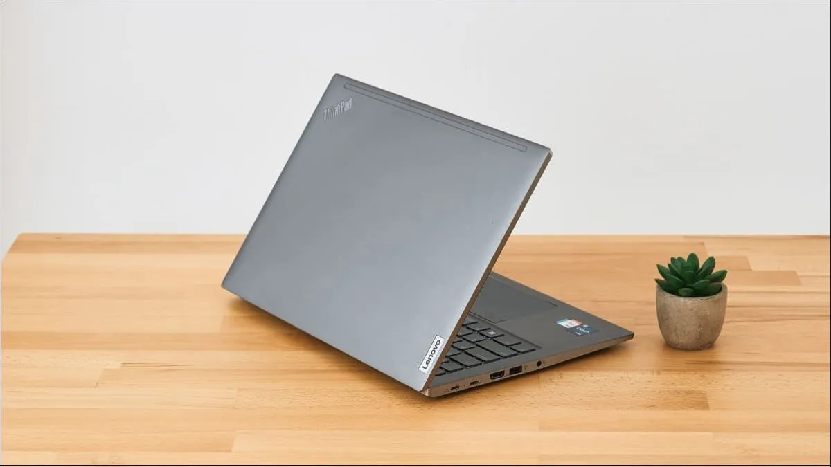 Thiết kế ThinkPad T14s Gen 3 quen thuộc nhưng không hề lỗi thời