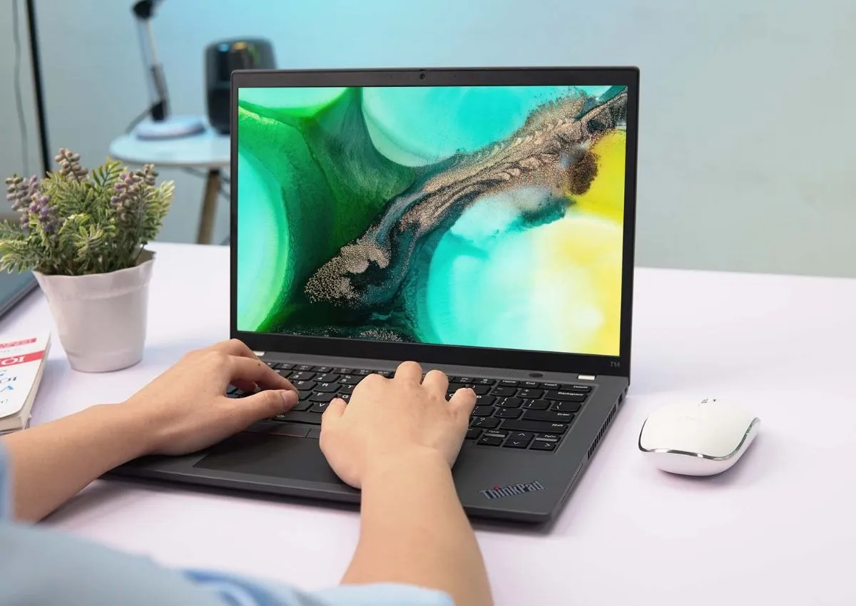 Hiệu năng ổn định, màn hình có độ phân giải cao giúp xử lý công việc thuận tiện hơn