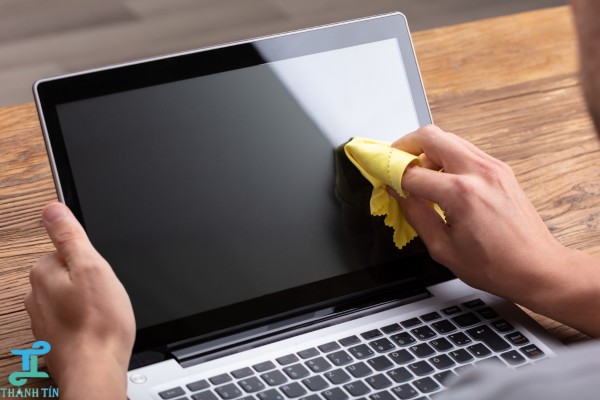 Lau sạch bụi là cách làm sạch màn hình máy tính hiệu quả