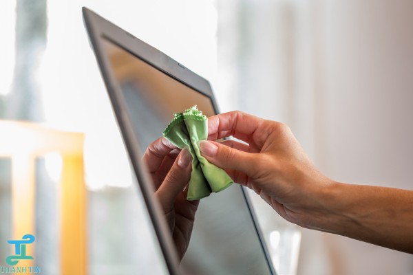 Lau màn hình máy tính bằng cồn với khăn mềm