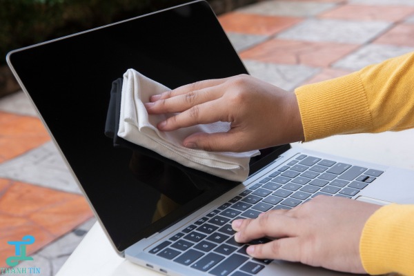 Vệ sinh màn hình trước khi sửa màn hình laptop bị ám đỏ