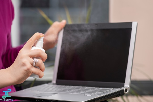 Lau màn hình là bước quan trọng khi vệ sinh máy tính Quận 11