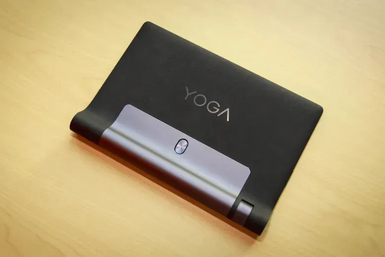 Cổng kết nối và nút bấm được bố trí hợp lý trên trụ tròn