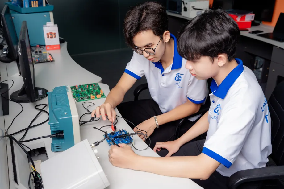 Hợp tác doanh nghiệp tại UIT