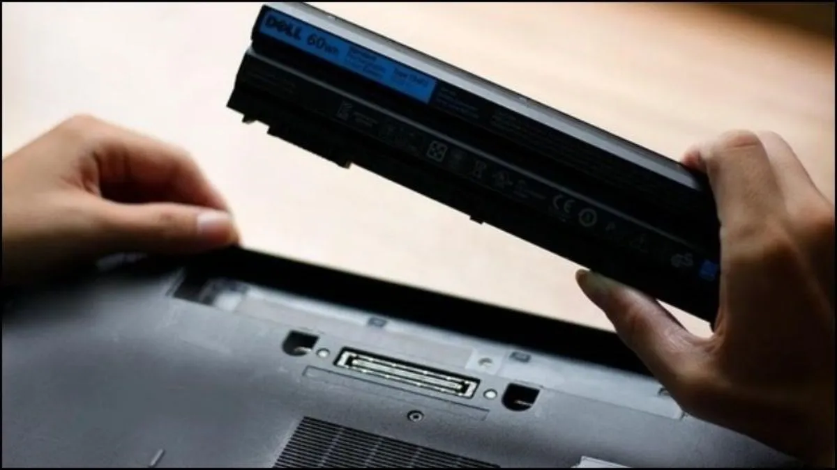 Lau khô linh kiện bên trong để xử lý triệt để tình trạng màn hình laptop bị ẩm