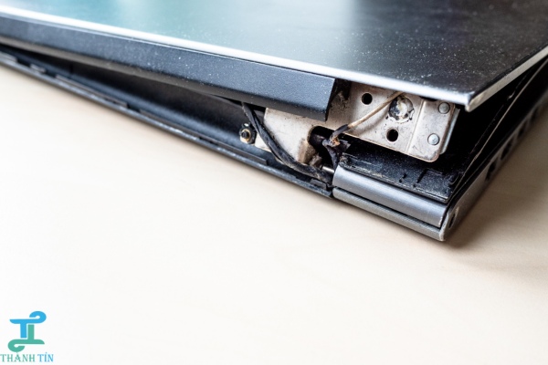 man-hinh-khong-the-mo-duoc Máy tính gãy bản lề không thể mở được