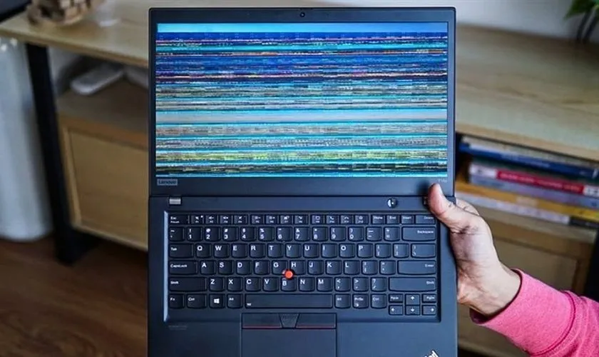 Triệu chứng màn hình laptop bị sọc ngang và giật