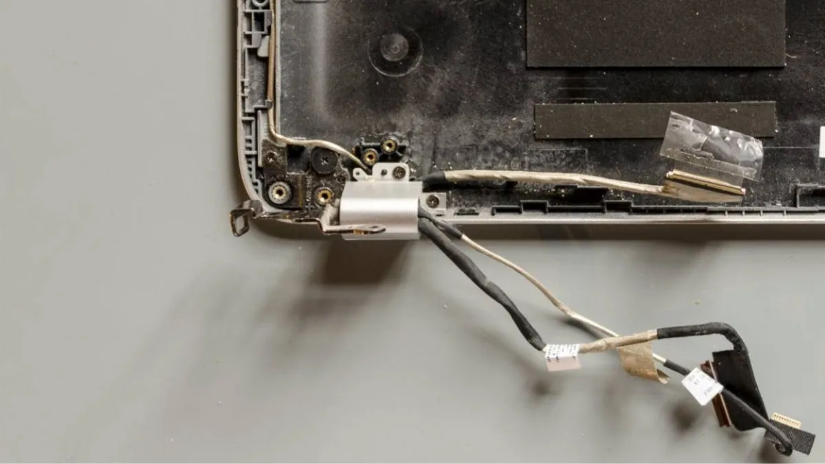 Sửa dây cáp màn hình (nguồn: Cellphones)