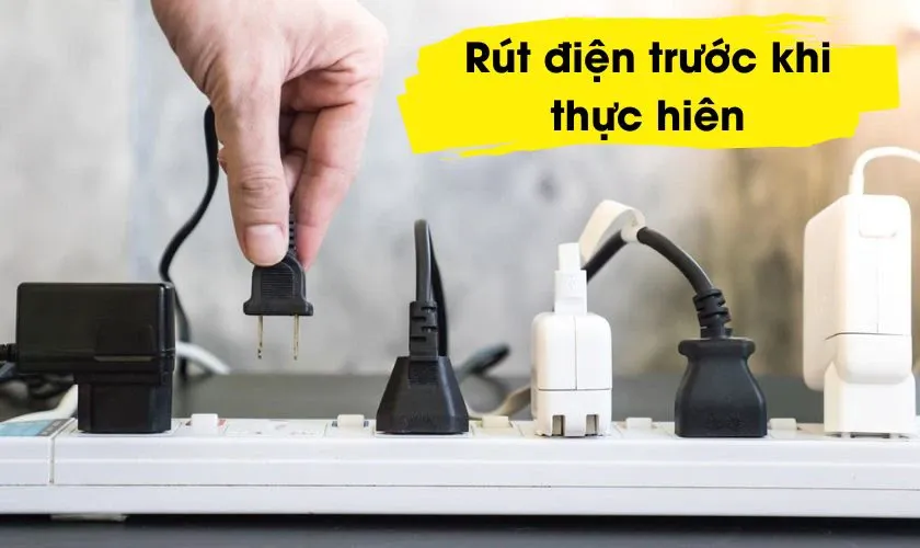 Rút nguồn điện trước khi sửa chữa
