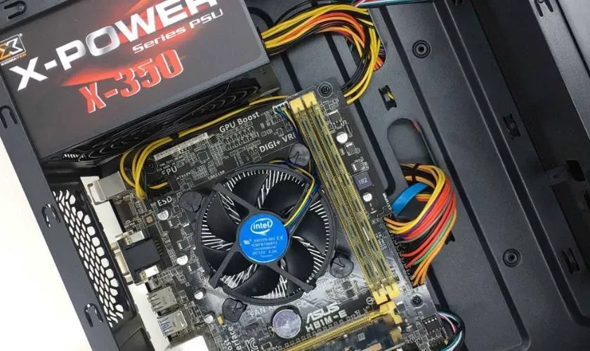 Kiểm tra kết nối cáp SATA và nguồn