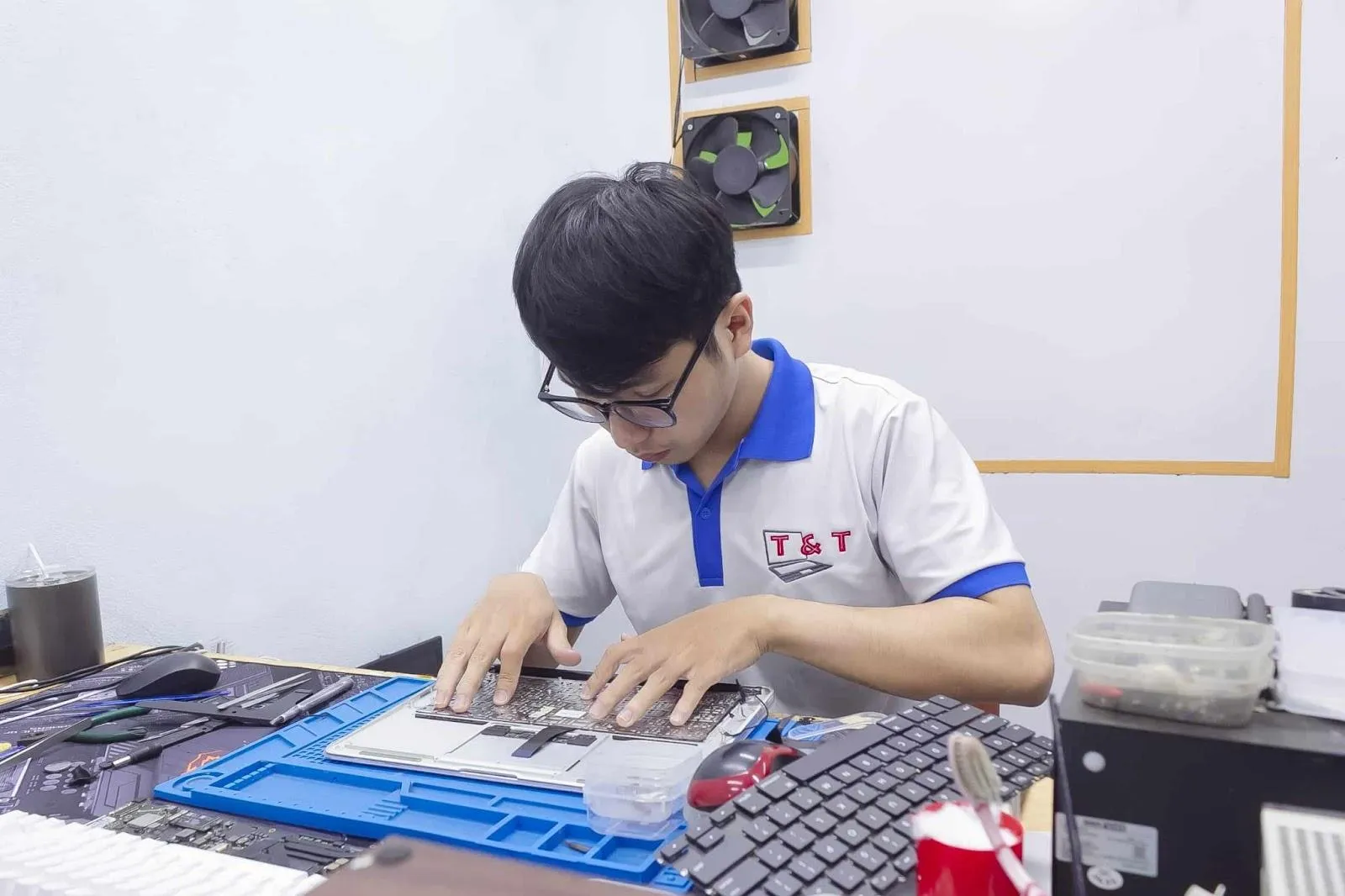 NhÃ¢n viÃªn T&T Center thá»±c hiá»‡n sá»­a chá»¯a Laptop