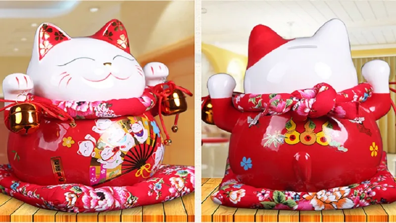 Mèo may mắn giơ 2 tay