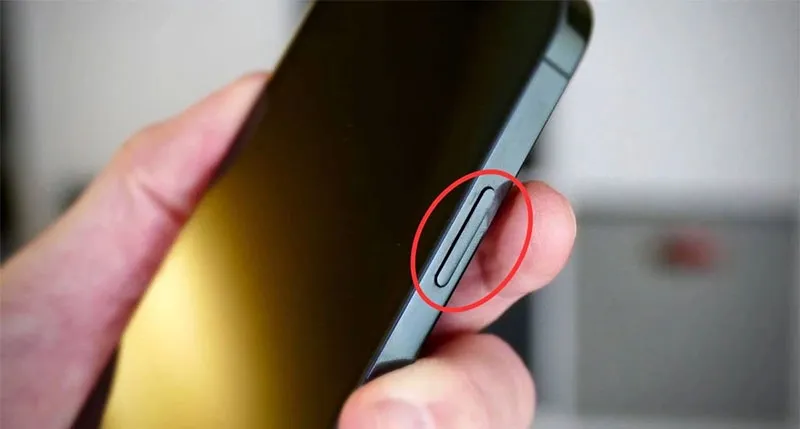 Nút nguồn điện thoại bị bụi bẩn làm kẹt cơ chế bên trong