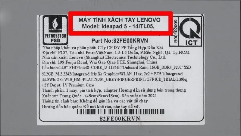 Nhãn model laptop thường nằm ở mặt đáy máy, gần khe tản nhiệt hoặc cạnh bản lề