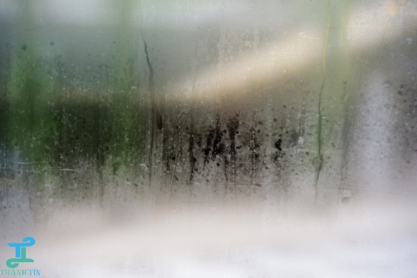 Môi trường ẩm ướt dẫn đến màn hình máy tính bị ẩm
