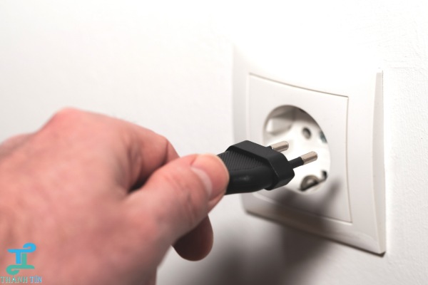 Rút nguồn điện khi sửa sọc màn hình máy tính