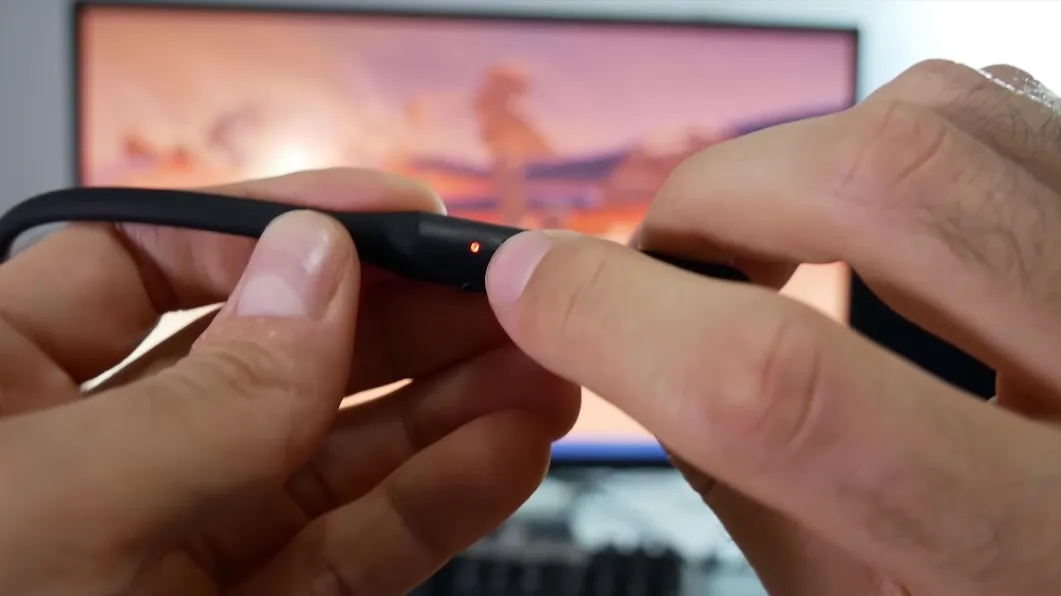 Nút nguồn trên tai nghe Bluetooth giúp kích hoạt chế độ tìm kiếm thiết bị