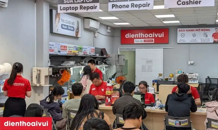 Quy trình thay lắp ổ cứng chuyên nghiệp tại cửa hàng.