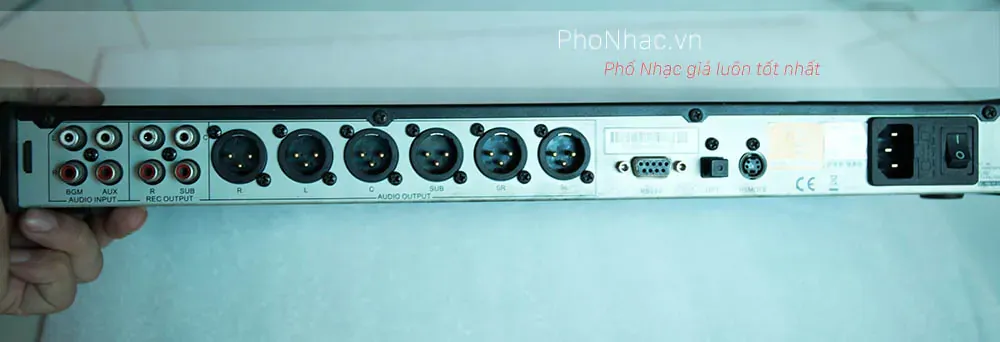 Cấu tạo chi tiết mặt trước vang số Party House DAK 3000