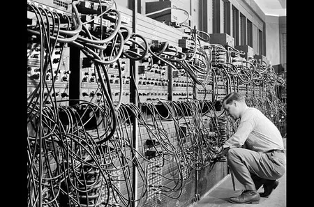 Hệ thống máy tính ENIAC khổng lồ chiếm trọn diện tích một căn phòng