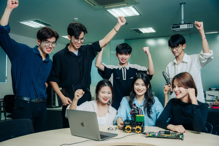 Sinh viên thực hành trong phòng thí nghiệm