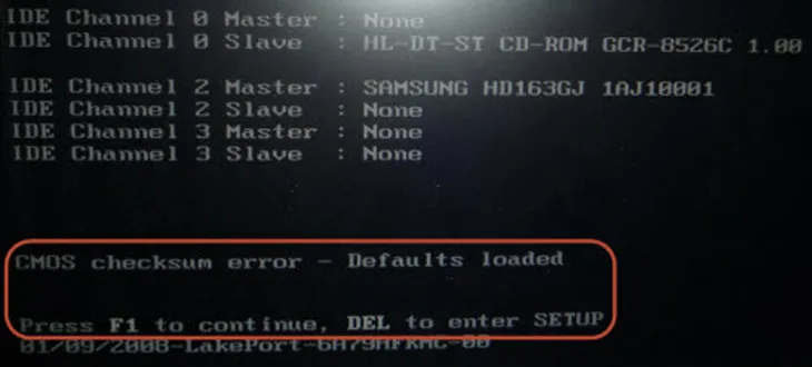 Kỹ thuật viên kiểm tra vị trí pin CMOS trên mainboard laptop