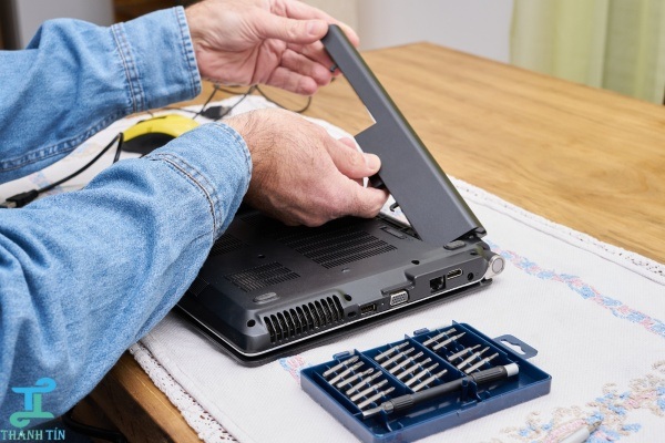 Laptop không khởi động được do pin yếu hoặc hỏng