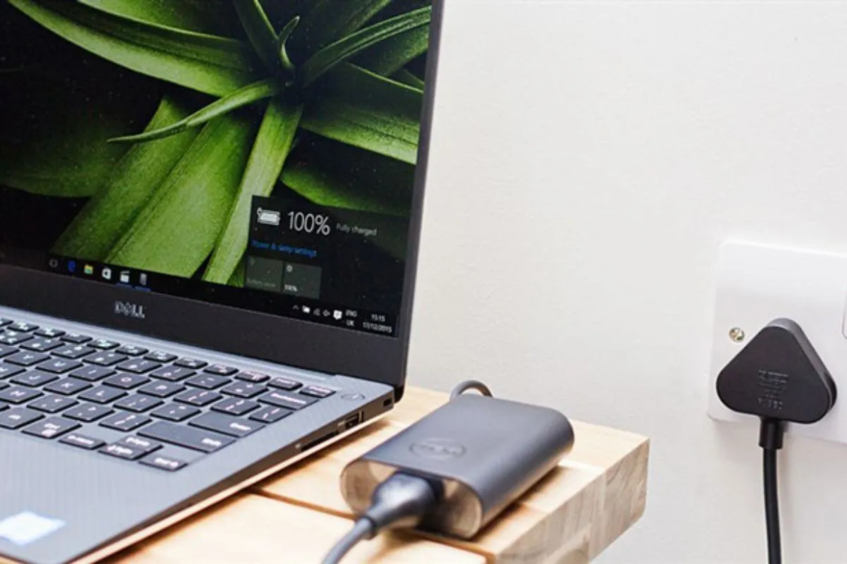 Sử dụng sạc chính hãng để bảo vệ pin và mạch sạc laptop