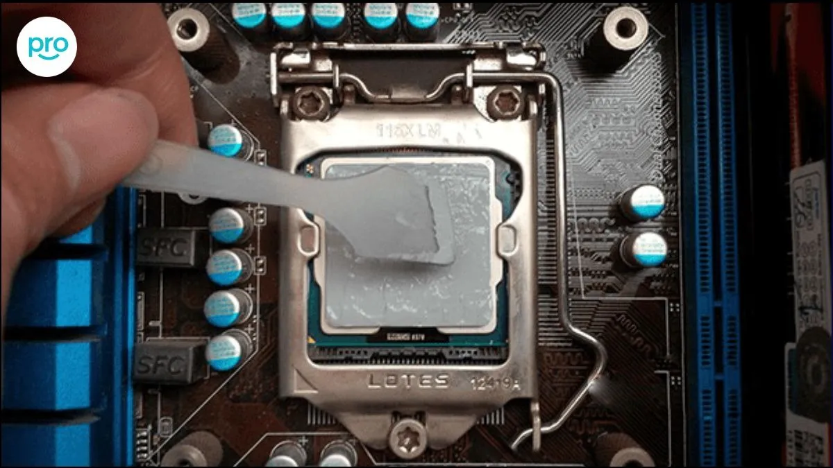 Tra keo tản nhiệt mới là một việc quan trọng, giúp cải thiện đáng kể khả năng làm mát của CPU và GPU