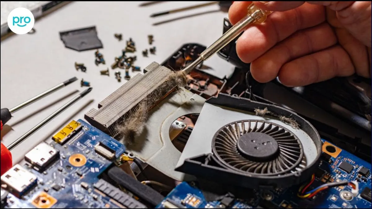 Vệ sinh laptop định kỳ là cách đơn giản và hiệu quả nhất để loại bỏ bụi bẩn - kẻ thù số 1 của hệ thống tản nhiệt