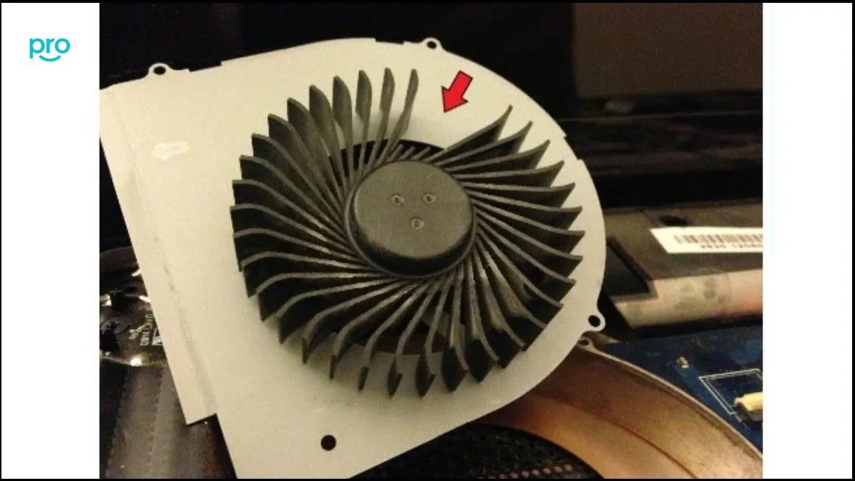 Nếu quạt laptop phát ra tiếng kêu lạch cạch, rè rè, hoặc thậm chí không quay, rất có thể quạt đã bị hư hỏng vật lý