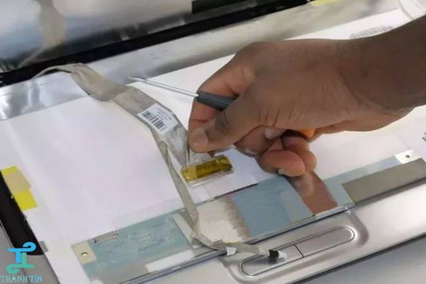 quy-trinh-thay-cao-cap-man-hinh-laptop Quy trình thay cao cáp màn hình máy tính chuyên nghiệp