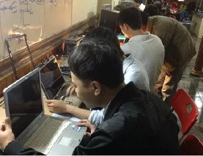 Kỹ thuật viên đang kiểm tra lỗi phần cứng cho khách hàng