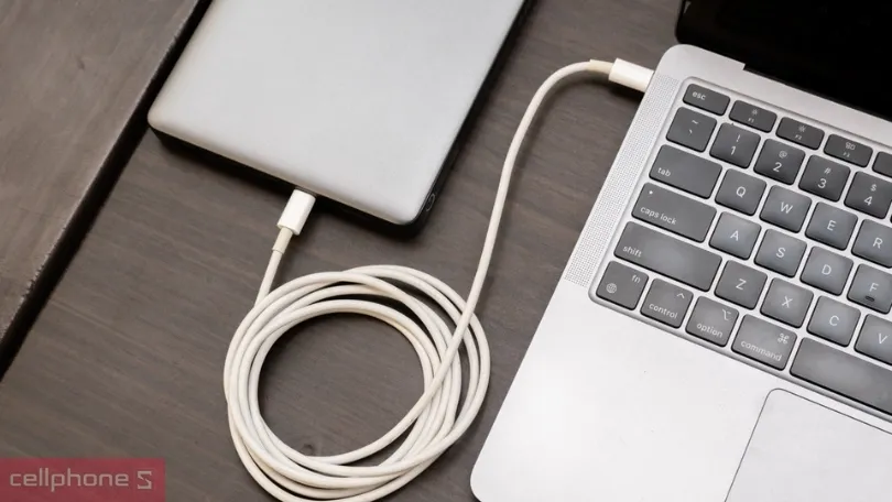 Sử dụng cục sạc dự phòng laptop giúp bạn làm việc linh hoạt ở mọi nơi