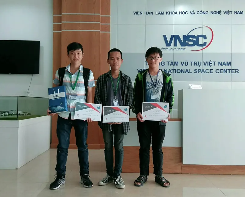 Sinh viên đạt giải cuộc thi Cansat