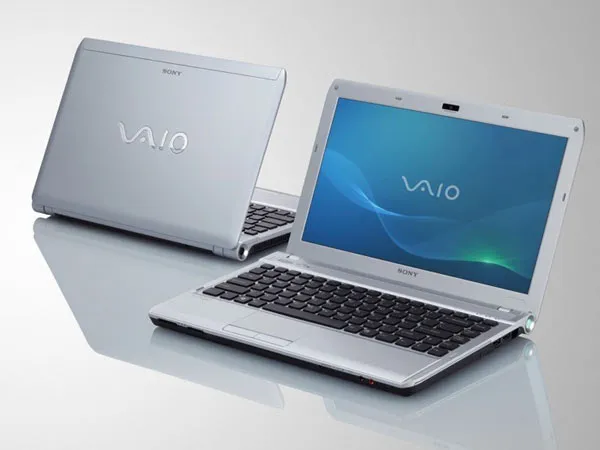 Laptop Sony Vaio 11.6 inch màu bạc sang trọng với logo VAIO nổi bật