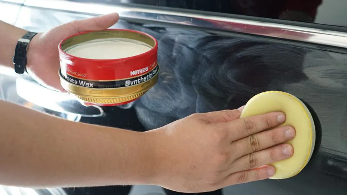 Sử dụng sáp đánh bóng xe hơi để xử lý các vết xước sâu trên màn hình
