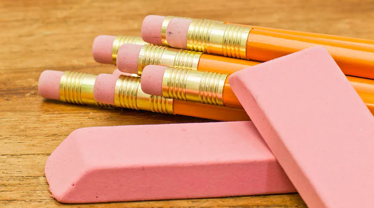 Sử dụng tẩy bút chì để loại bỏ vết xước trên màn hình máy tính bị trầy