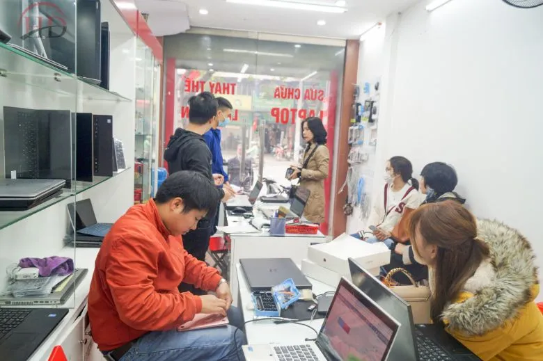Quy trình sửa chữa laptop chuyên nghiệp, công khai trước mặt khách hàng