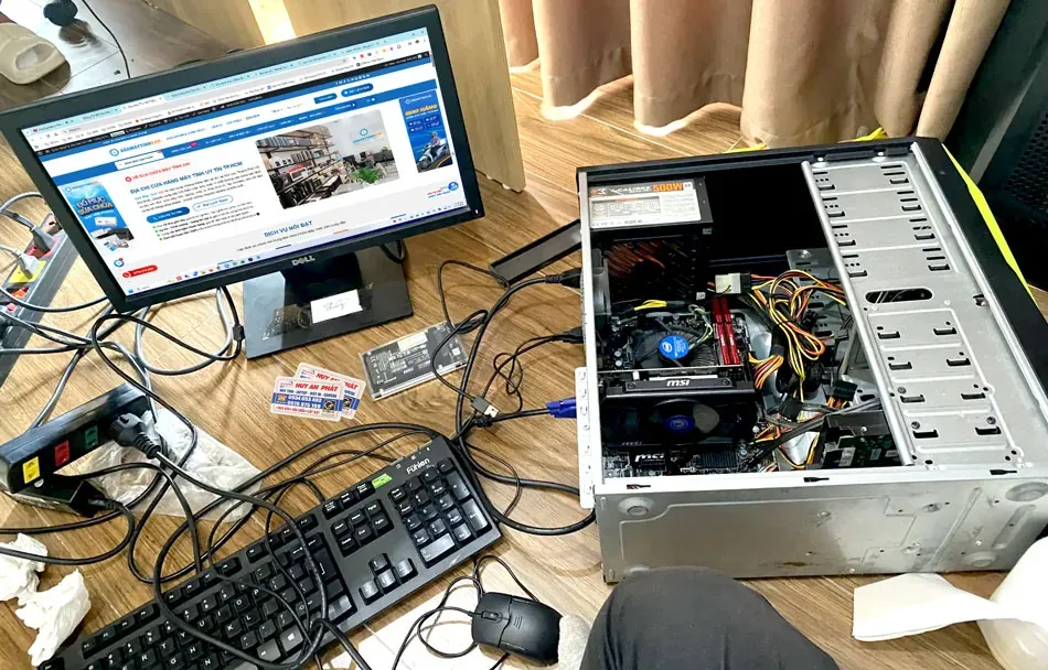 Kỹ thuật viên đang kiểm tra lỗi máy tính tận nơi