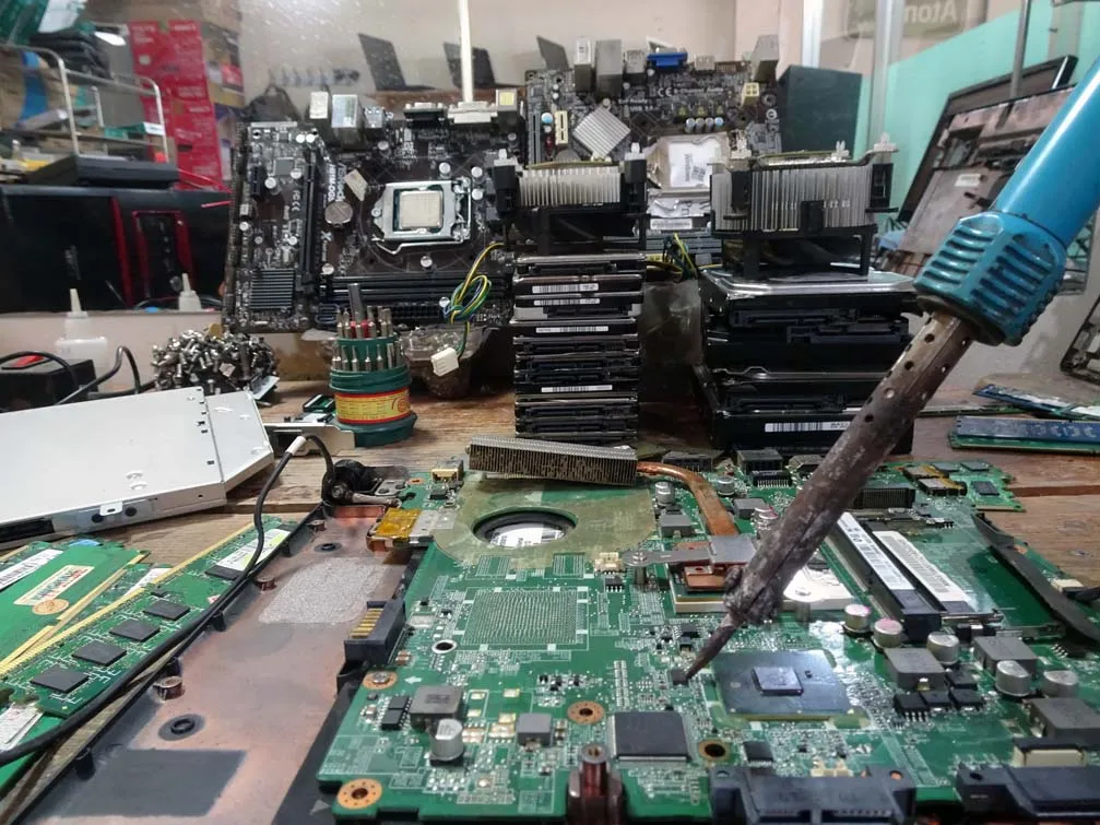 Sửa chữa mạch điện tử, thay thế linh kiện IC máy Laptop tại Kon Tum