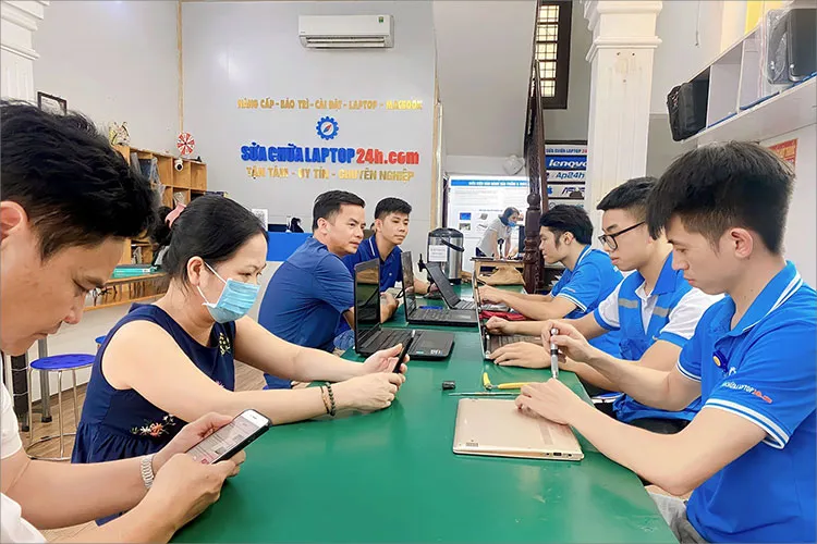 Kỹ thuật viên thực hiện thay bàn phím và kiểm tra trực tiếp trước mặt khách hàng