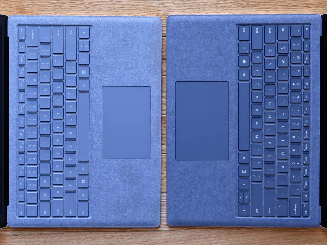 surface laptop 3 13.5 inch đặt trên bàn làm việc