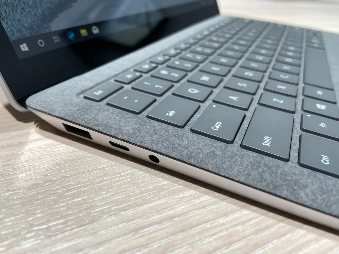 surface laptop 3 13.5 inch màu bạc với thiết kế mỏng nhẹ