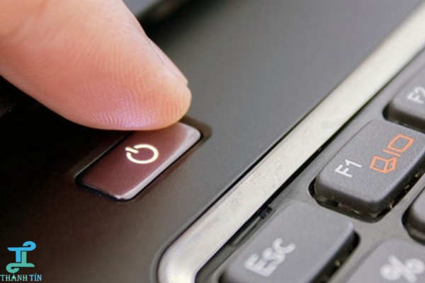 Tắt nguồn trước khi thay panel màn hình máy tính