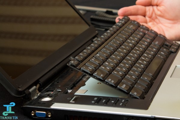 thao-ban-phim-laptop-neu-co-the Hướng dẫn cách làm sạch bàn phím máy tính bằng cồn isopropyl