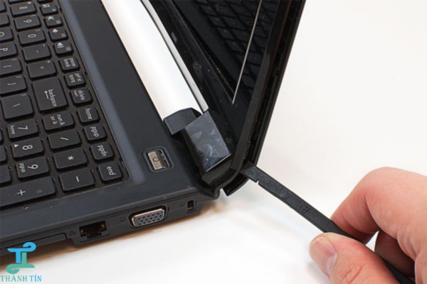 Tháo màn cũ trước khi thay tấm nền màn hình máy tính