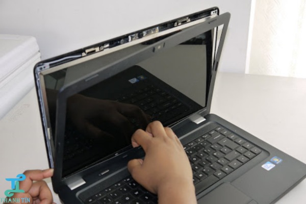 Tháo màn hình trước khi thay đèn màn hình laptop