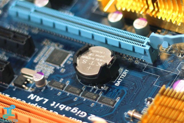 Tắt máy và tháo pin trước khi thay pin CMOS laptop