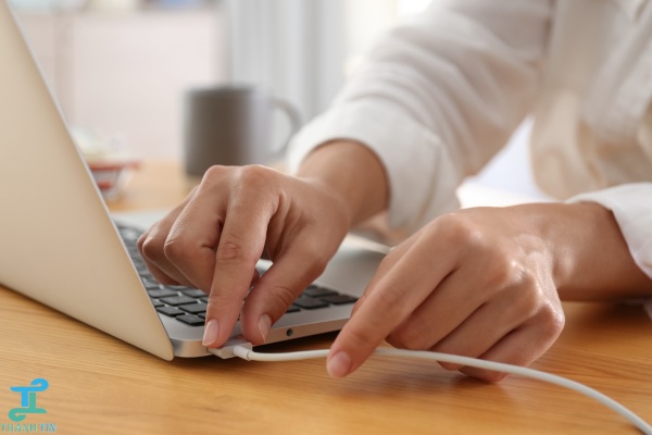 Tháo nguồn điện trước khi vệ sinh máy tính quận Phú Nhuận tại nhà